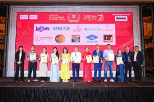 Đại diện LaPaw chụp hình lưu niệm cùng các doanh nghiệp, thương hiệu xuất sắc trong khu vực tại Lễ vinh danh do Diễn đàn Kinh tế Asean 2026 tổ chức.